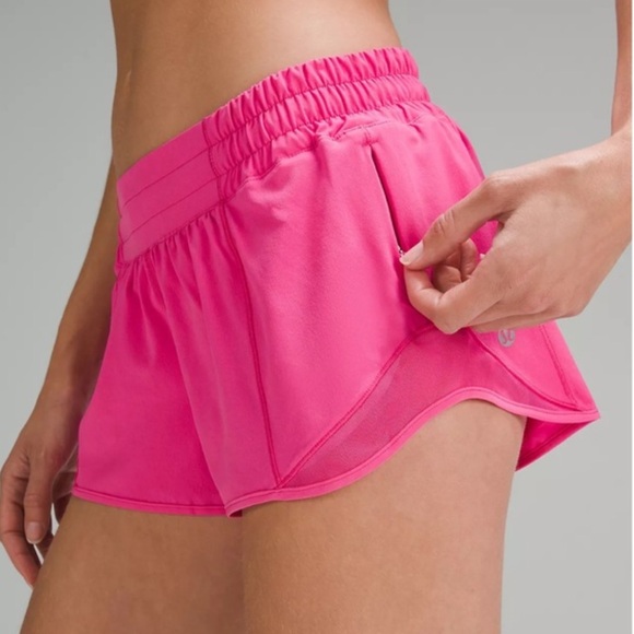 Lululemon Hotty Hot Low-Rise Lined Short 2.5" Sonic Pink NWT - Picture 7 of 7